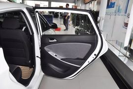 2011款现代瑞纳两厢1.4L自动舒适型