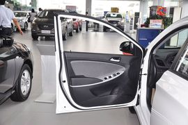 2011款现代瑞纳两厢1.4L自动舒适型