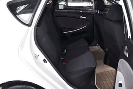 2011款现代瑞纳两厢1.4L自动舒适型