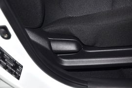 2011款现代瑞纳两厢1.4L自动舒适型