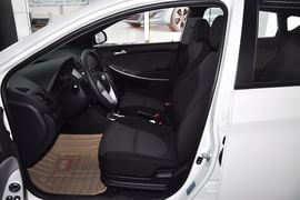 2011款现代瑞纳两厢1.4L自动舒适型