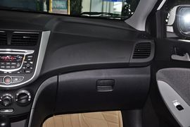 2011款现代瑞纳两厢1.4L自动舒适型