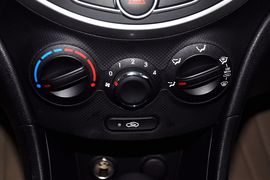 2011款现代瑞纳两厢1.4L自动舒适型