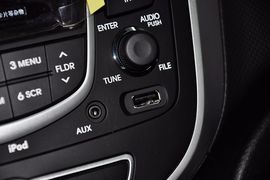 2011款现代瑞纳两厢1.4L自动舒适型