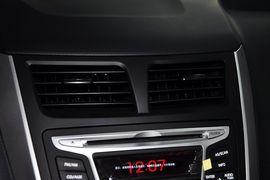 2011款现代瑞纳两厢1.4L自动舒适型