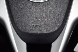 2011款现代瑞纳两厢1.4L自动舒适型