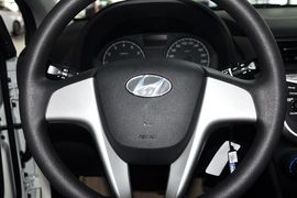 2011款现代瑞纳两厢1.4L自动舒适型