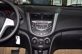 2011款现代瑞纳两厢1.4L自动舒适型