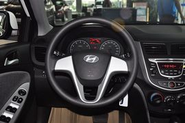 2011款现代瑞纳两厢1.4L自动舒适型