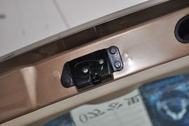 2013款比亚迪S6白金版2.4L手动尊贵型