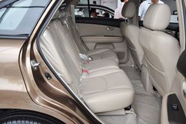 2013款比亚迪S6白金版2.4L手动尊贵型