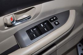 2013款比亚迪S6白金版2.4L手动尊贵型