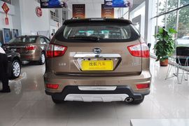 2013款比亚迪S6白金版2.4L手动尊贵型