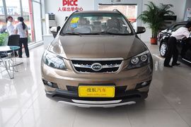 2013款比亚迪S6白金版2.4L手动尊贵型