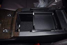 2013款丰田锐志2.5L基本型到店实拍
