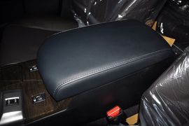 2013款丰田锐志2.5L基本型到店实拍