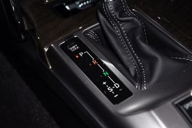 2013款丰田锐志2.5L基本型到店实拍
