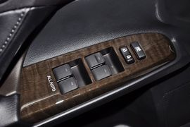 2013款丰田锐志2.5L基本型到店实拍