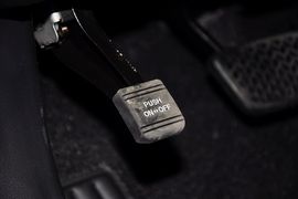 2013款丰田锐志2.5V尚锐导航版