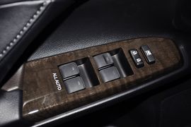 2013款丰田锐志2.5V尚锐导航版