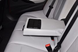 2013款华晨宝马316i运动设计套装