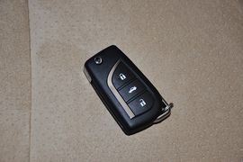 2013款丰田锐志2.5V尚锐版