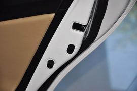 2013款丰田锐志2.5V尚锐版