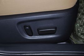 2013款丰田锐志2.5V尚锐版