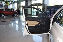 2013款丰田锐志2.5V尚锐版