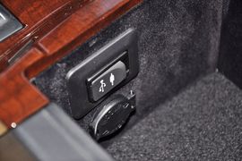 2013款丰田锐志2.5V尚锐版