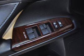 2013款丰田锐志3.0V尊锐导航版