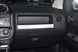 2014款Jeep指南者2.4L四驱豪华版