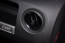 2014款Jeep指南者2.4L四驱豪华版