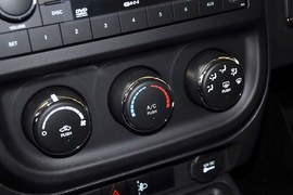 2014款Jeep指南者2.4L四驱豪华版