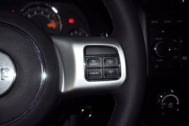 2014款Jeep指南者2.4L四驱豪华版
