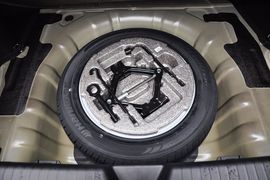 2013款起亚凯尊2.4L商务天窗版