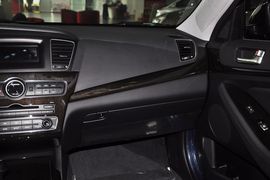 2013款起亚凯尊2.4L商务天窗版