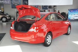 2010款现代瑞纳三厢1.4GL手动标准型