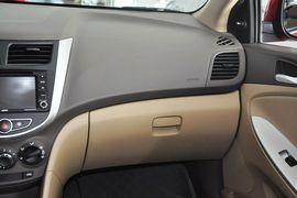 2010款现代瑞纳三厢1.4GL手动标准型