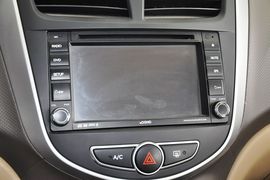 2010款现代瑞纳三厢1.4GL手动标准型