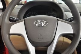 2010款现代瑞纳三厢1.4GL手动标准型