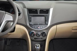 2010款现代瑞纳三厢1.4GL手动标准型