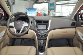 2010款现代瑞纳三厢1.4GL手动标准型