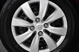 2010款现代瑞纳三厢1.4GL手动标准型