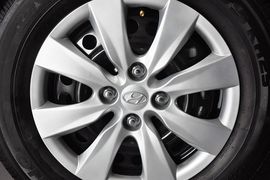 2010款现代瑞纳三厢1.4GL手动标准型