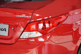 2010款现代瑞纳三厢1.4GL手动标准型