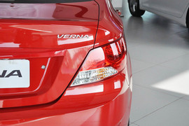 2010款现代瑞纳三厢1.4GL手动标准型