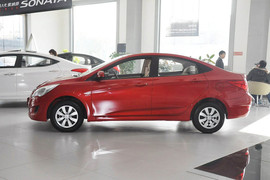 2010款现代瑞纳三厢1.4GL手动标准型