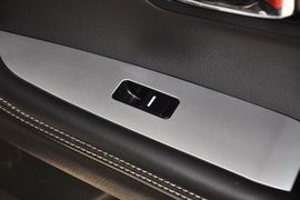 2013款比亚迪S6白金版2.0L手动尊贵型