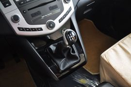 2013款比亚迪S6白金版2.0L手动尊贵型